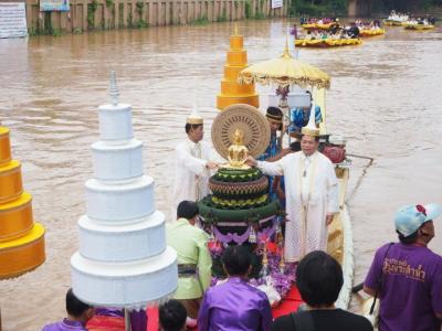 งานประเพณีอุ้มพระดำน้ำ 2558