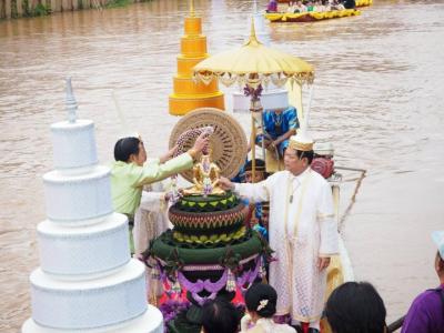 งานประเพณีอุ้มพระดำน้ำ 2558