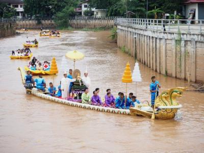 งานประเพณีอุ้มพระดำน้ำ 2558