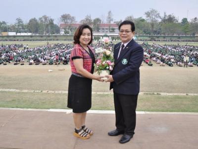 มอบช่อดอกไม้แสดงความยินดีกับคณะครู
