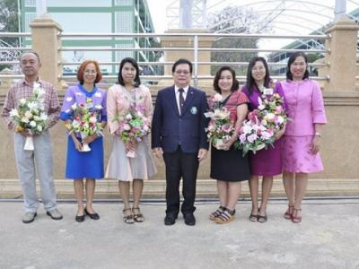 มอบช่อดอกไม้แสดงความยินดีกับคณะครู