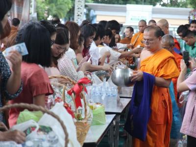 ทำบุญตักบาตรวันเข้าพรรษา