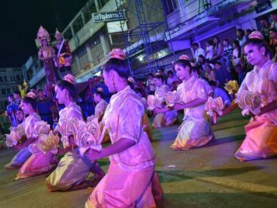 ร่วมขบวนอุ้มพระดำน้ำ